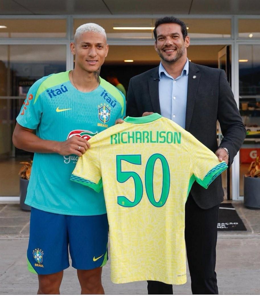 开云app-50场20球，里沙利松晒纪念球衣：还有更多故事等待着被书写